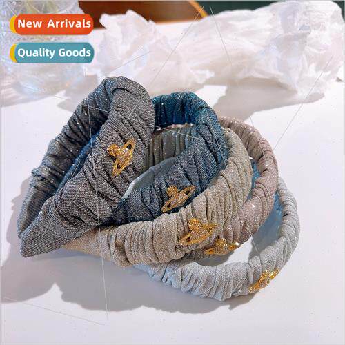 che temperament  West Queen Dowager pleated high cranial top