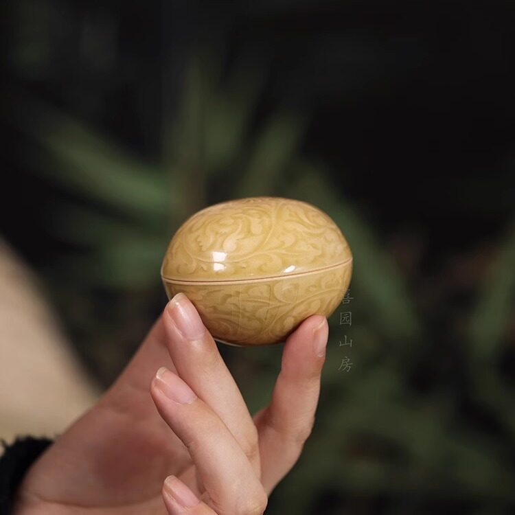 龙泉青瓷黄釉缠枝牡丹香粉盒