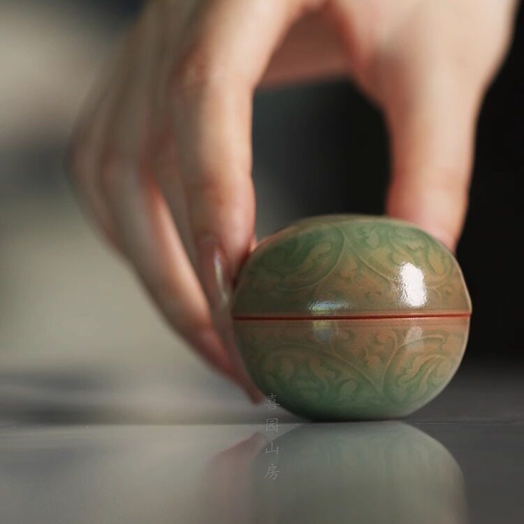 龙泉豆青窑变缠枝花纹胭脂盒 杨盛侃纯手作 直径5cm高4cm