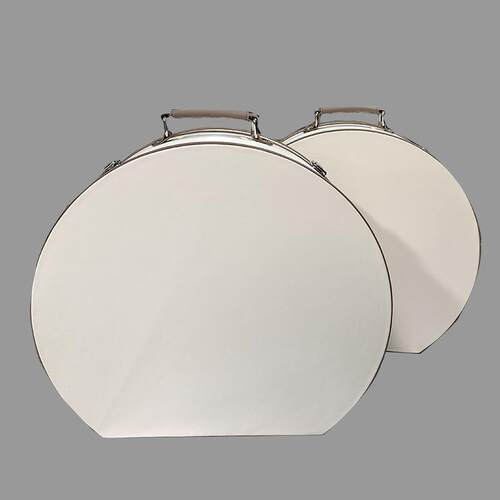 样板间咖色围条白色半月收纳盒衣帽间装饰品收纳箱摆件展厅陈设