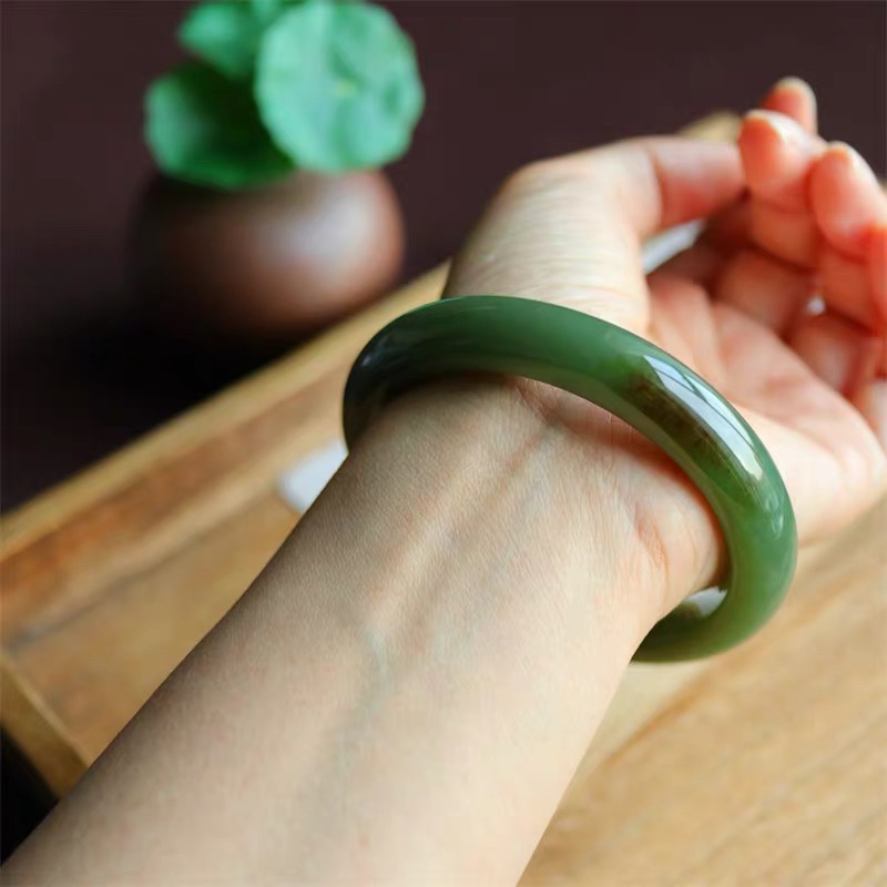 和田玉手镯新疆且末糖青白玉镯宽条正品平安镯子羊脂玉证书