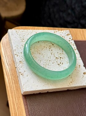 东陵玉翠绿飘花手镯玉质细腻触手温润 圈口60mm