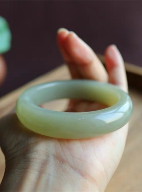 天然和田玉新疆带皮籽料手镯青白羊脂玉宽条小圈口女证书正品