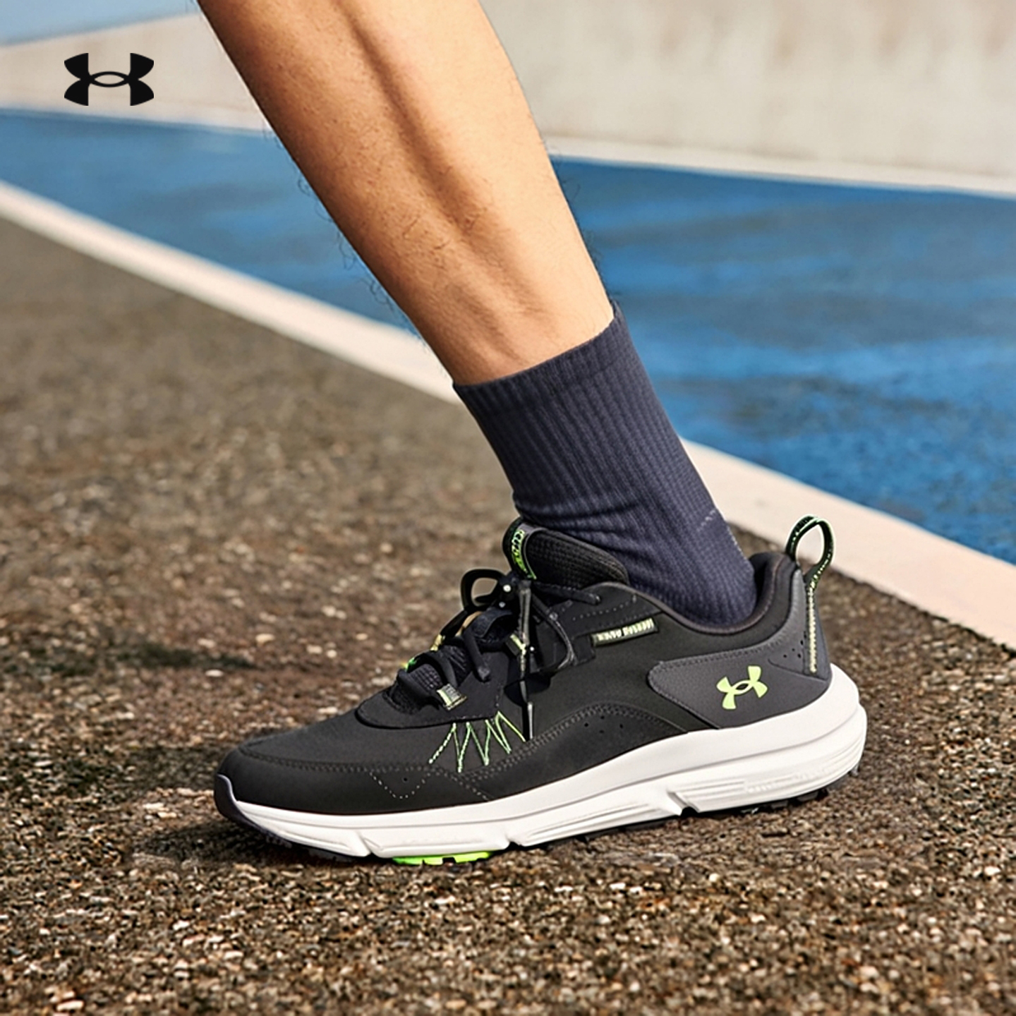 安德玛男士轻质透气跑步鞋