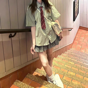 港风复古绿色条纹短袖 衬衫 女夏季 韩系宽松学院风polo领百褶裙套装