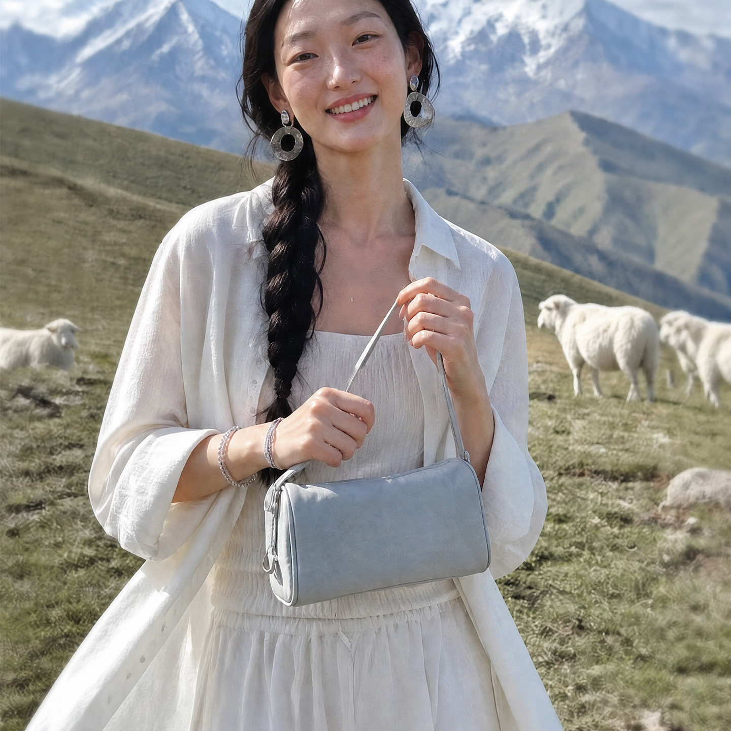 蓝色真皮笔筒手提包女士图片