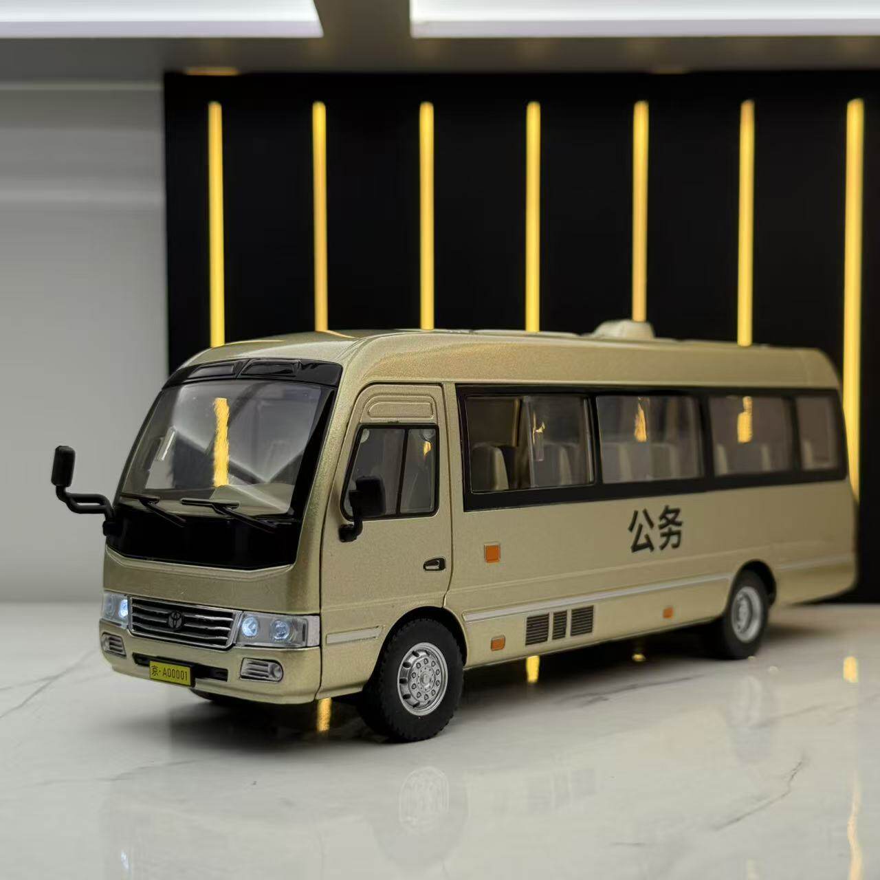丰田考斯特合金公安警车模型玩具