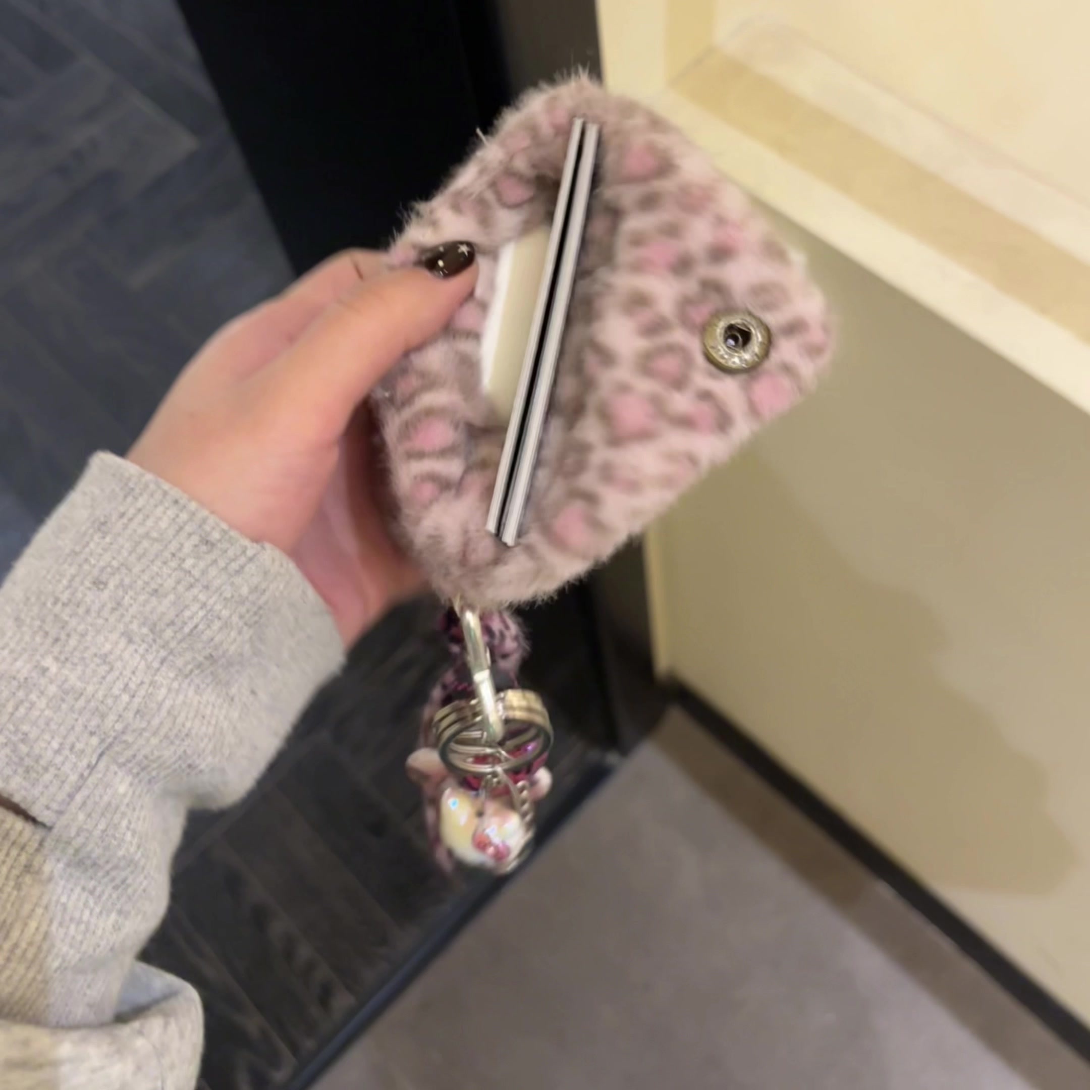 粉色可爱韩国ins豹纹毛绒毛绒零钱收纳包卡包迷你小包ccd相机