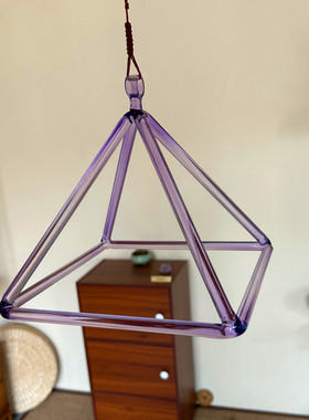 紫色天然水晶金字塔冥想三脚架