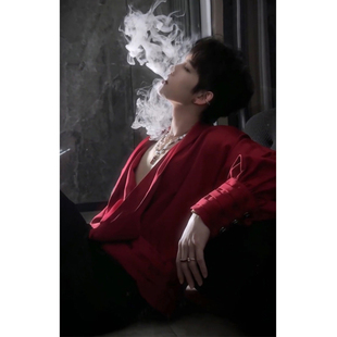 冷淡系高级感男模穿搭衬衣垫肩酒红色收腰衬衫男垂感法式缎面上衣