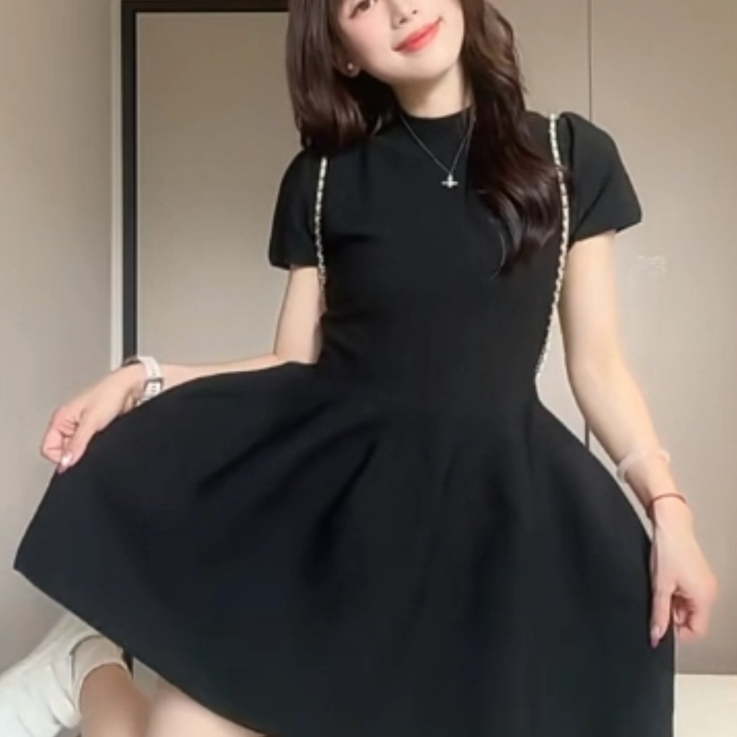 法式黑色针织连衣裙子女夏季2026新款设计感绝美收腰显瘦蓬蓬短裙