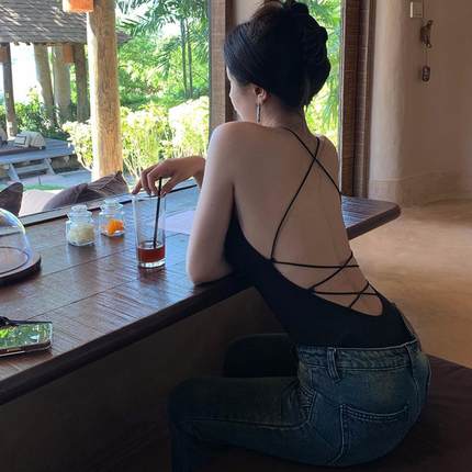 2024新款热辣妹黑色挂脖美背连体上衣修身显瘦内搭打底吊带背心女