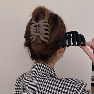 超大南瓜pom大夹子头发后脑勺pom发夹八字抓夹女2023新款鸡窝头