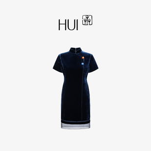 HUI卉桑蚕丝丝绒墨夜青色绳编纽扣新中式旗袍连衣裙2025秋冬新款