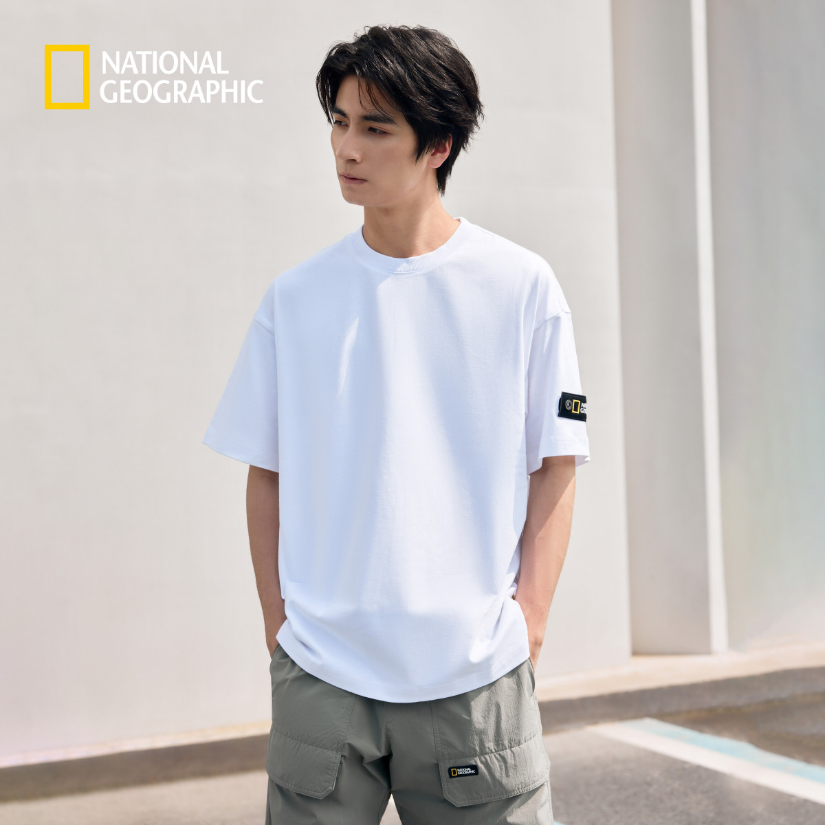 国家地理男女同款通勤休闲LOGO宽松版型短袖T恤户外流行袖标上衣