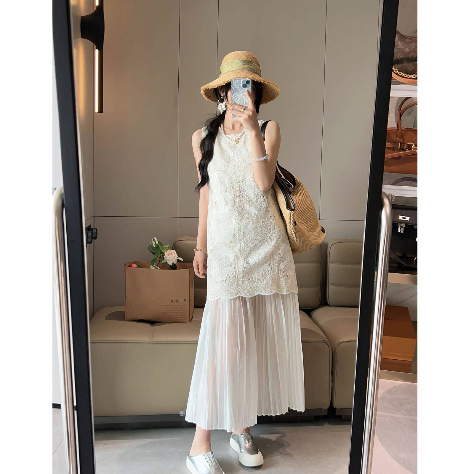 2025夏季新款白色法式复古蕾丝刺绣拼接无袖背心百褶连衣裙女长款