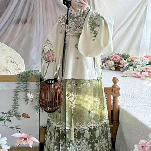汉服女青梅重工刺绣云肩流苏交领