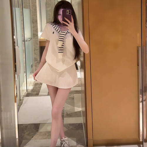 白色小马刺绣T恤百褶短裙