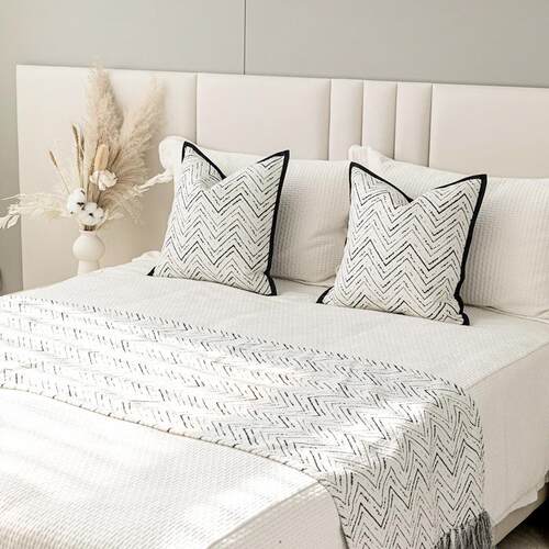 现代极简风样板间搭毯黑白波浪纹盖毯床头抱枕意式民宿床旗床尾巾