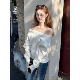 白色一字肩蝙蝠袖毛衣女装秋季长袖斜肩针织衫松弛感chic韩系上衣