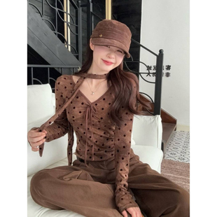 别致减龄显瘦辣妹上衣 新款 轻熟风复古咖色波点V领长袖 T恤2055秋季