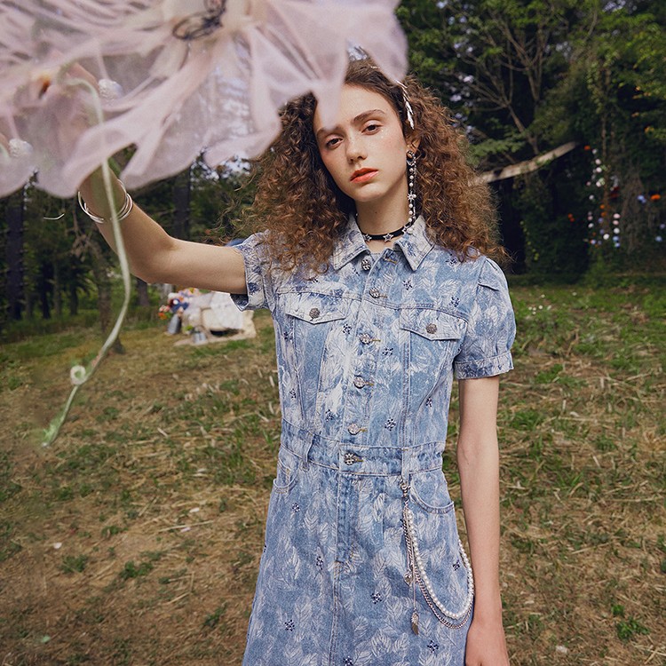 莲灿2024复古收腰简约修身清新印花烫钻牛仔短袖连衣裙7121222001