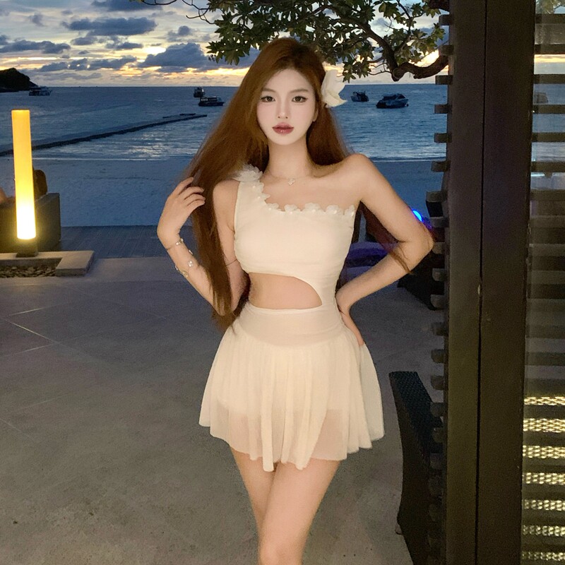 辣妹白色泳衣女连体斜肩露腰裙摆高腰显瘦温泉度假夜店海边泳装