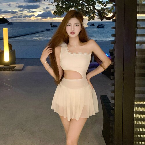 辣妹白色泳衣女连体斜肩露腰裙摆高腰显瘦温泉度假夜店海边泳装