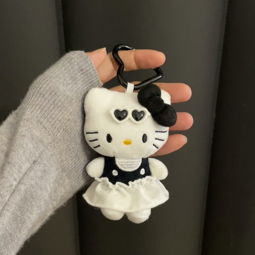 日本正版hellokitty珍珠项链挂件新款酷黑钥匙扣毛绒公仔玩偶礼物