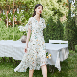 Lucidy/鲁思蒂短袖连衣裙2026新款女士夏季气质V领荷叶袖茶歇裙子