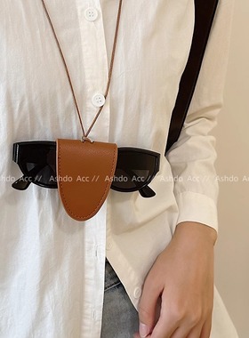 挂脖磁吸多功能长款皮收纳挂绳项链女户外旅行便携式眼镜夹包配饰