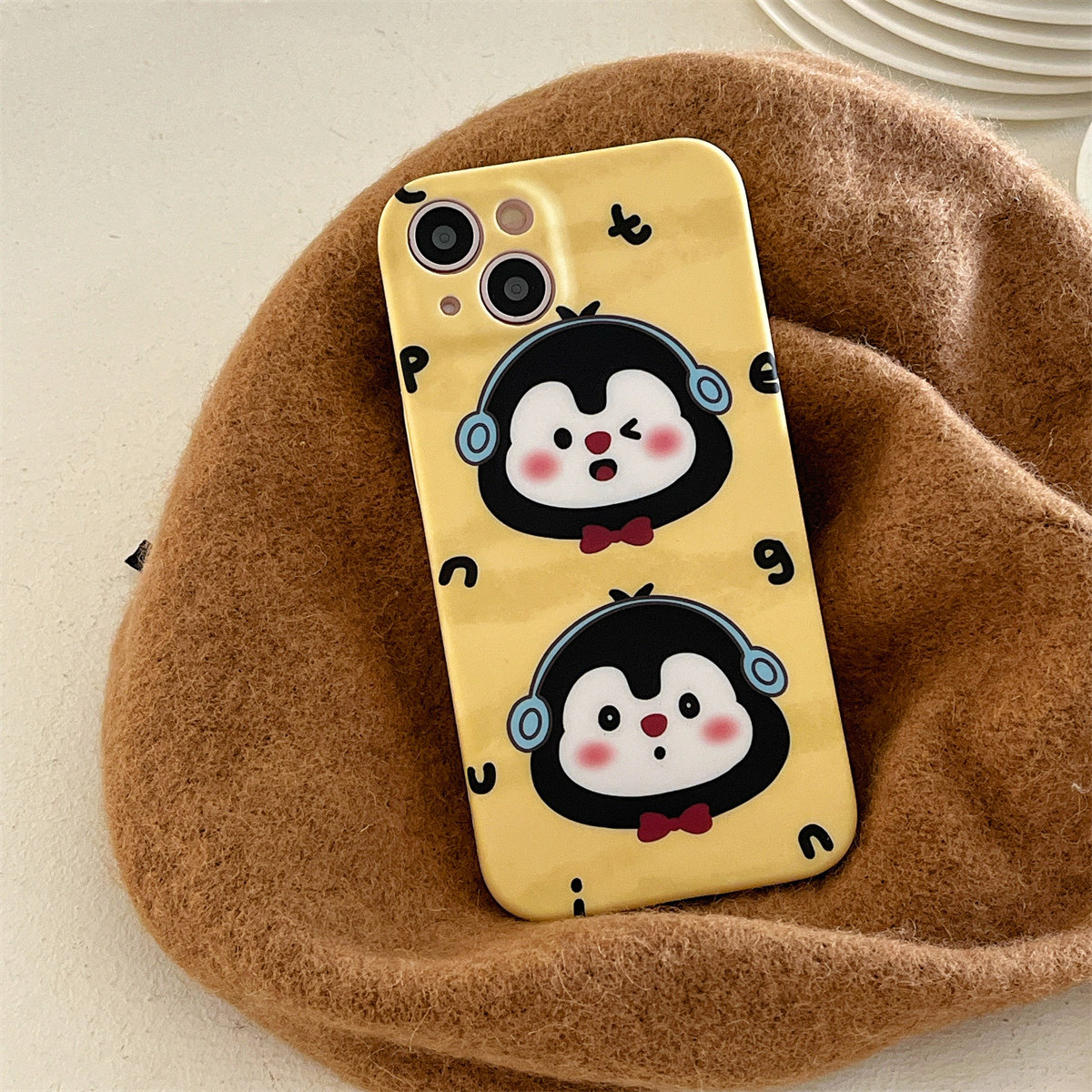适用于苹果15iphone14promax肤感13pro耳机企鹅红格动物贴纸手机壳12
