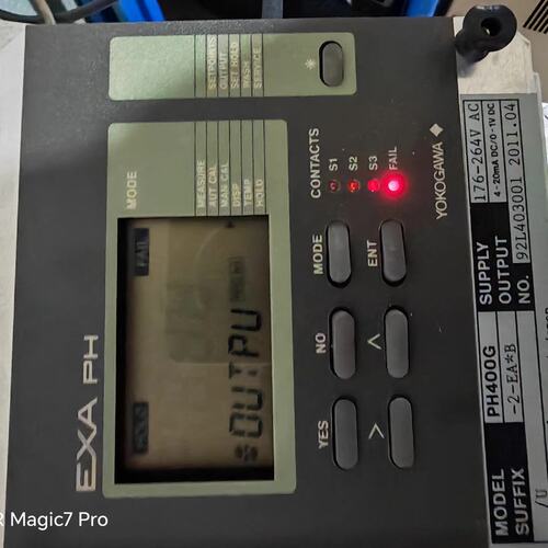 议价横河PH400G 四线制酸度计，看着像没用过，通电如图，可维修