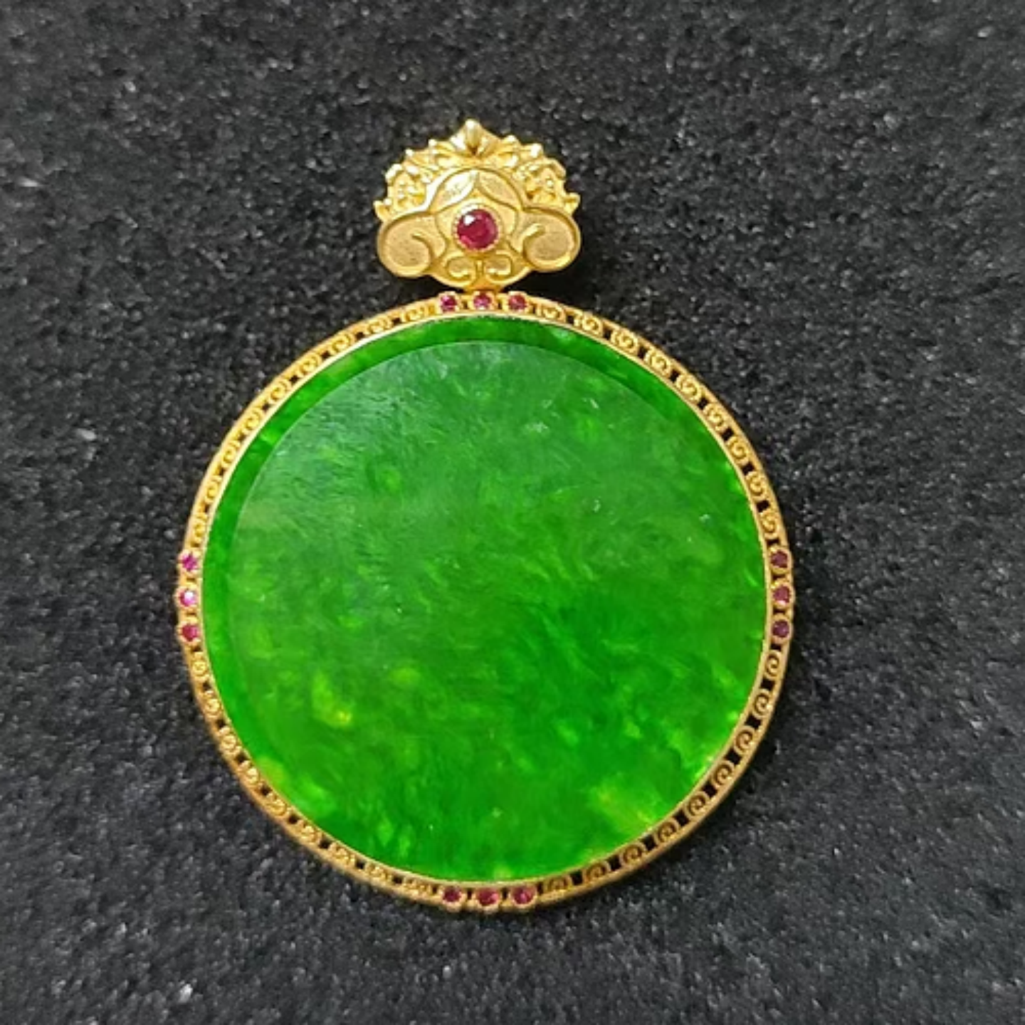 18K金镶嵌天然翡翠吊坠A货精致大气镂空祥云满绿龙石翡翠圆牌玉坠