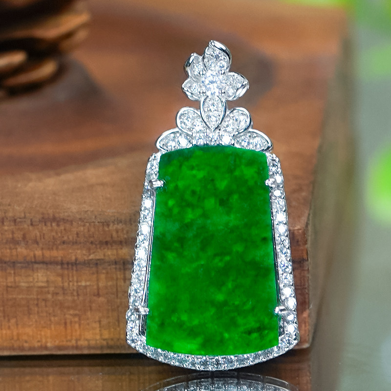 洛丽亚2025新款无事牌翡翠吊坠