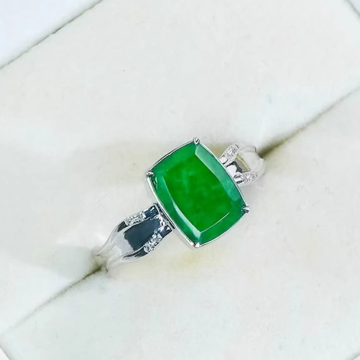 18k金镶嵌天然翡翠A货精致水波纹设计满绿龙石无事牌戒指（白色）