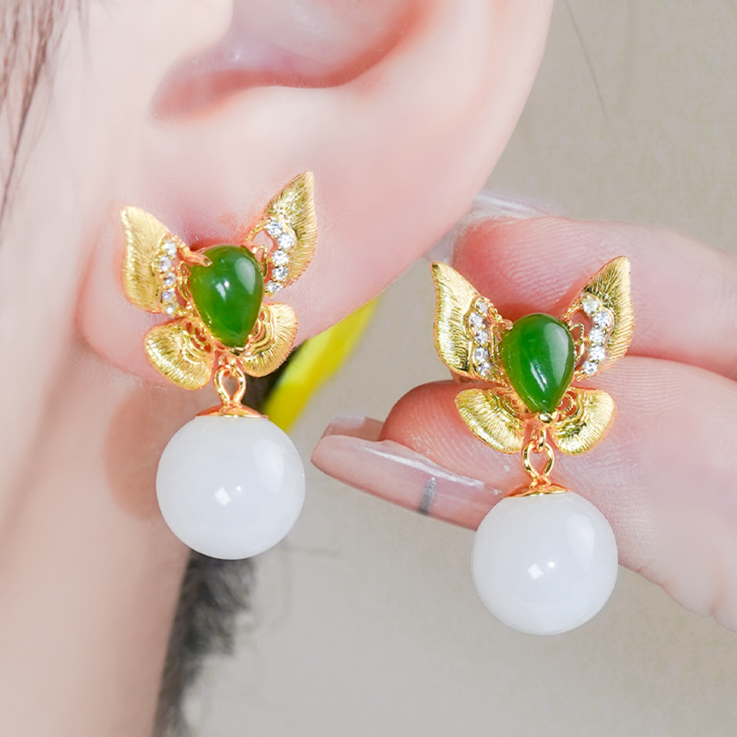 天然和田玉小米珠耳钉925银镶嵌精致蝴蝶镂空设计碧玉水滴耳坠