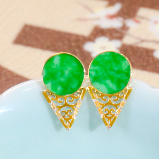 18k金镶辣阳绿色翡翠小圆牌倒三角耳钉时尚百搭镂空设计感耳环