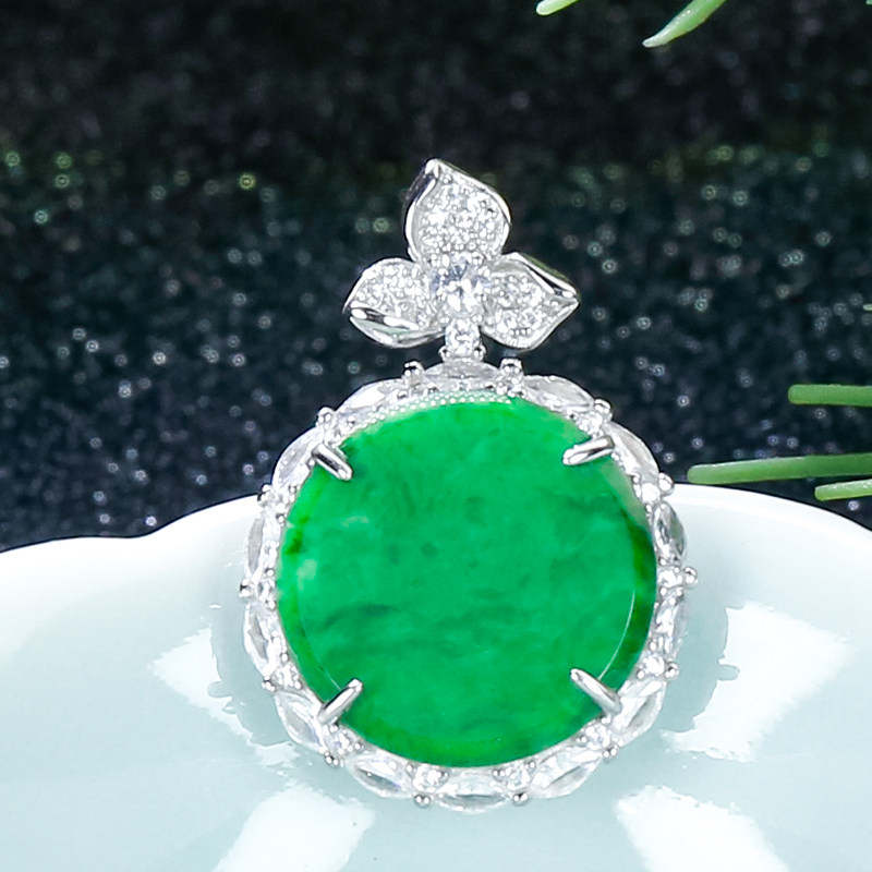 天然翡翠A货银镶玉精致时尚花朵扣头辣绿翡翠龙石种圆牌吊坠项链