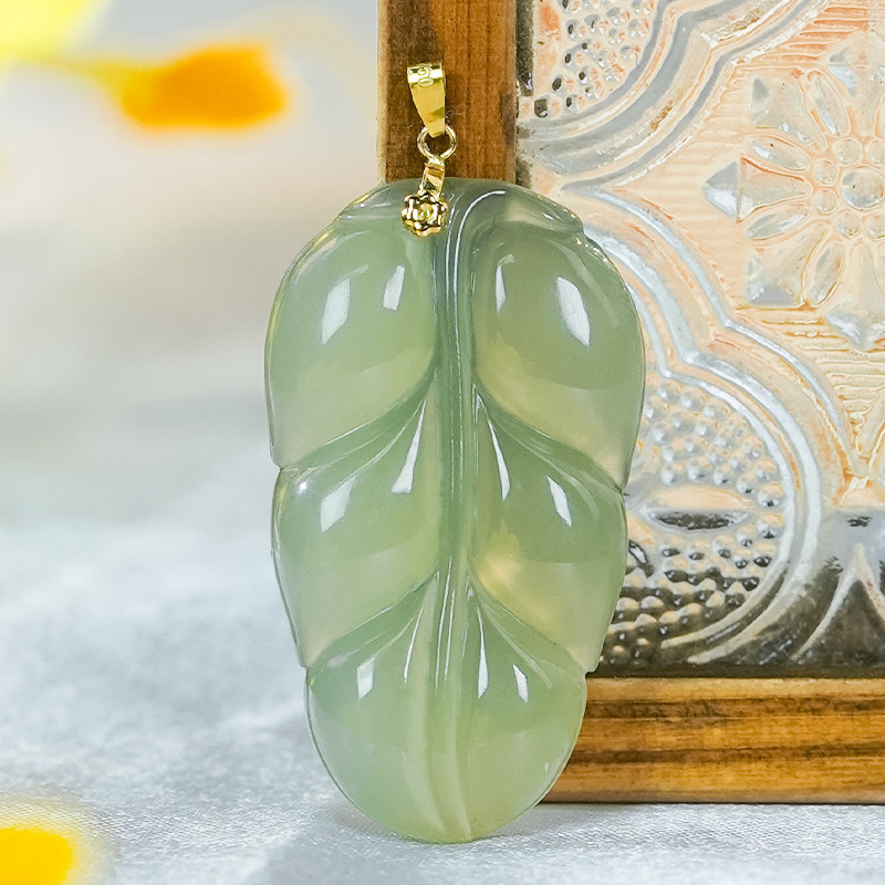 18K金镶玉天然和田玉晴水色叶子单吊坠时尚冰润简约雕刻工艺