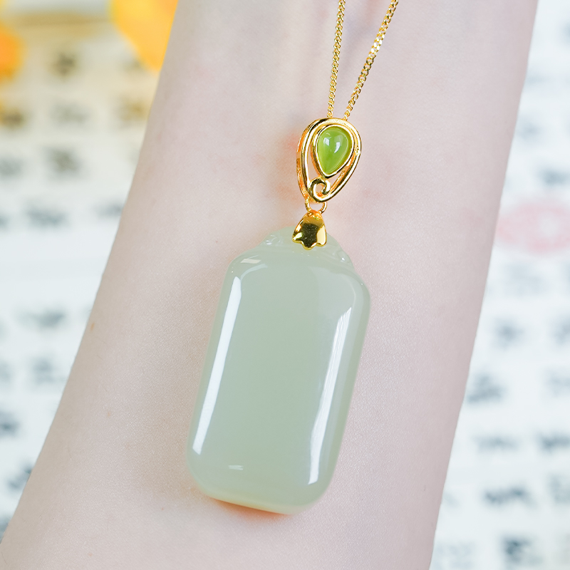 洛丽亚2025夏季新款和田玉吊坠