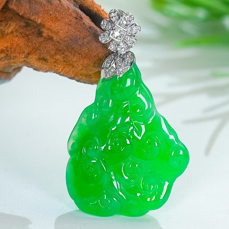 18K金镶嵌天然 A货阳绿翡翠小众随形设计祥云花朵扣头玉吊坠