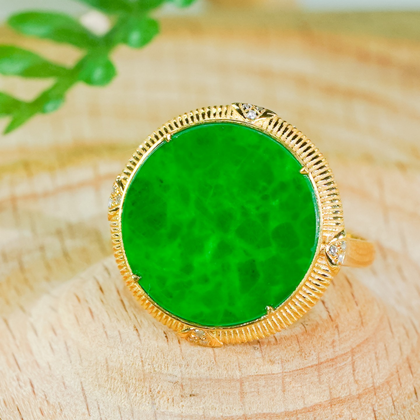 洛丽亚天然A货翡翠戒指18K金镶嵌精致设计四平八稳满绿圆牌戒指