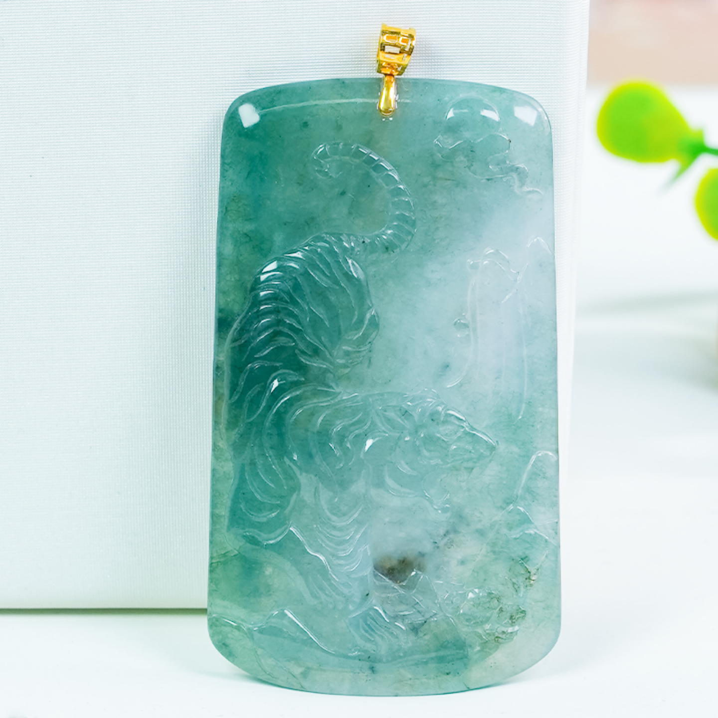 18k金镶嵌天然翡翠吊坠A货大气冰润简约雕刻虎生肖飘绿无事牌玉坠