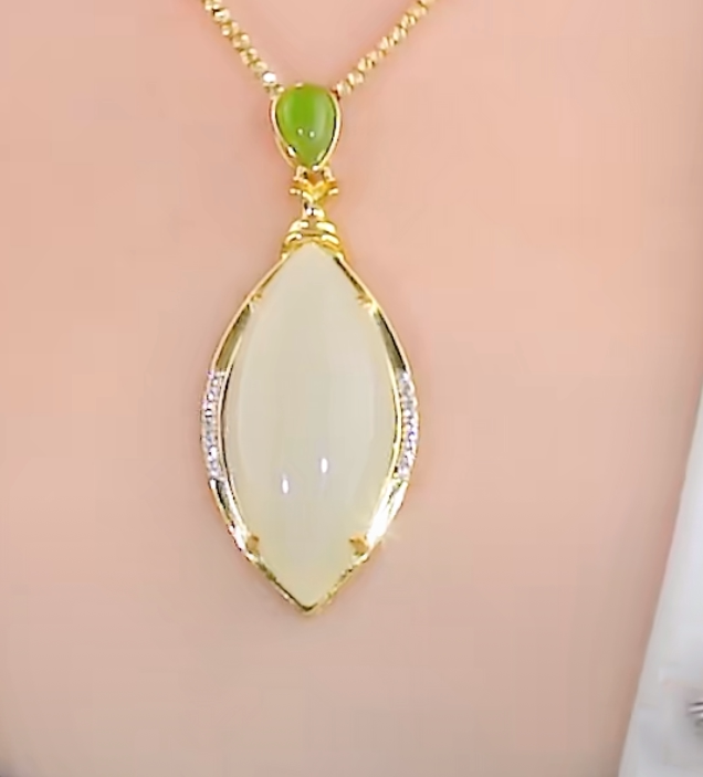 和田玉细糯-一点绿设计感马眼随形吊坠