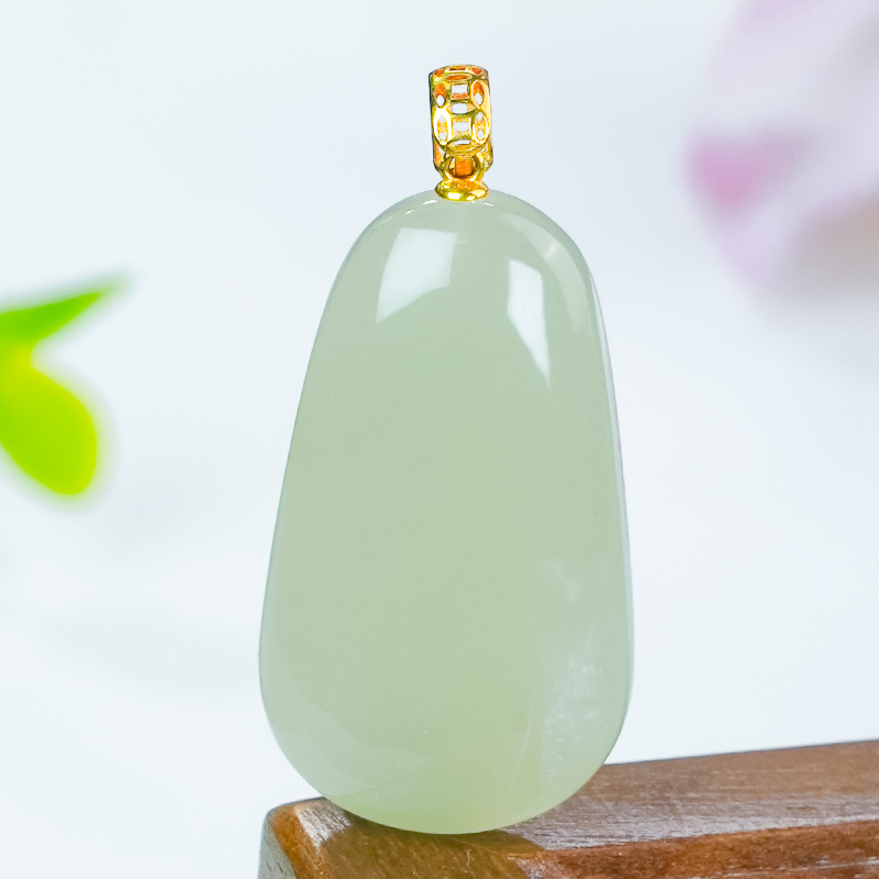 18K金镶嵌天然和田玉晴水色水滴无事牌吊坠精致大气简镶（大号）