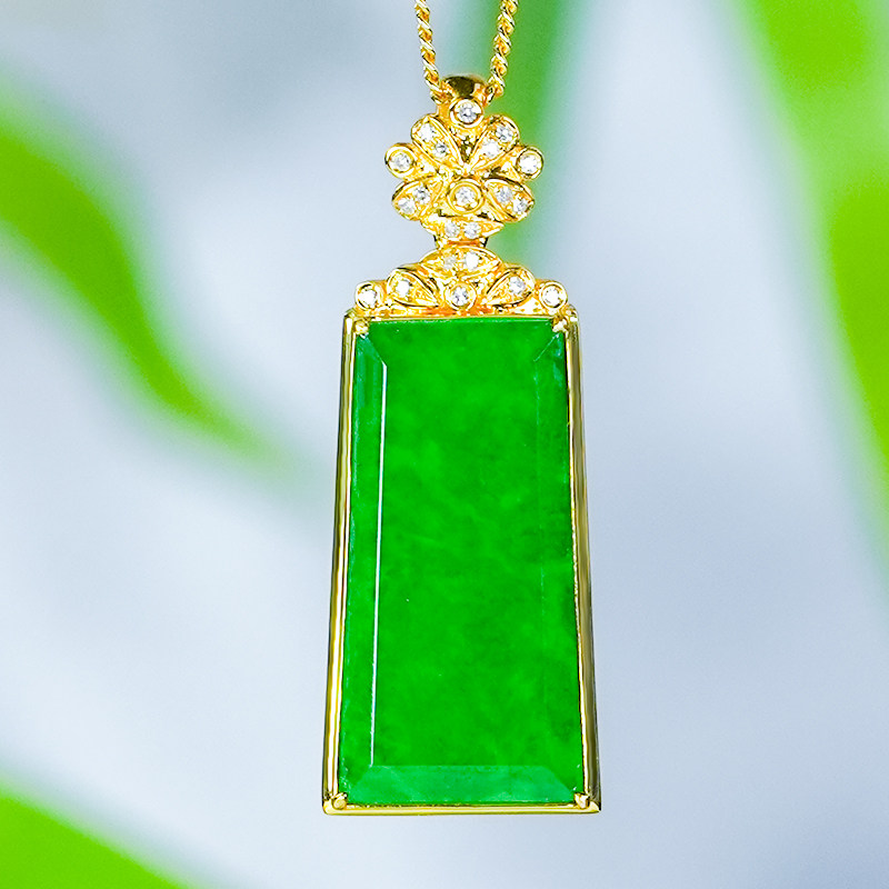 18K金镶玉天然无事牌翡翠吊坠A货龙石种满绿翡翠精致小巧简约款