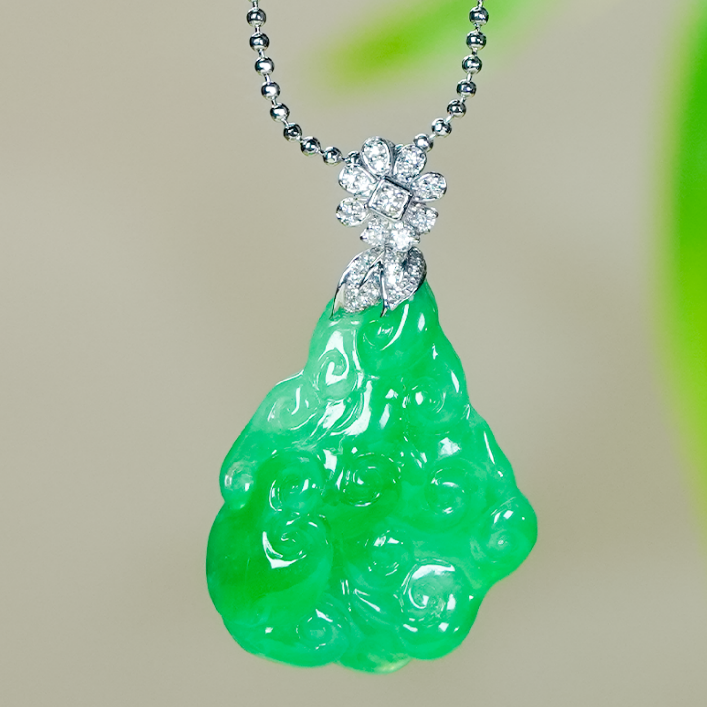 18K金镶嵌天然翡翠吊坠A货精致雕刻满阳绿随形祥云花朵扣头吊坠