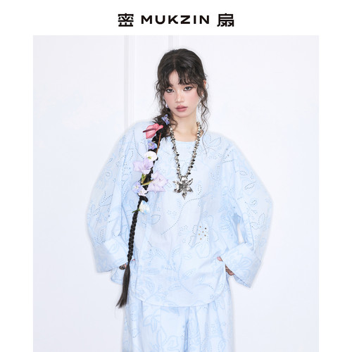 密扇2025秋季新款云瑶之境系列甜美浪漫蓝色镂空圆领衬衫小上衣女