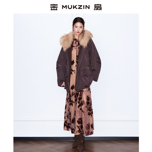 设计感刺绣宽松大毛领羽绒服